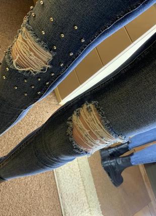 Рваные винтажные джинсы authentic denim с бусинками и рваными дырками2 фото