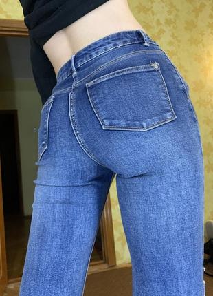 Рваные винтажные джинсы authentic denim с бусинками и рваными дырками3 фото