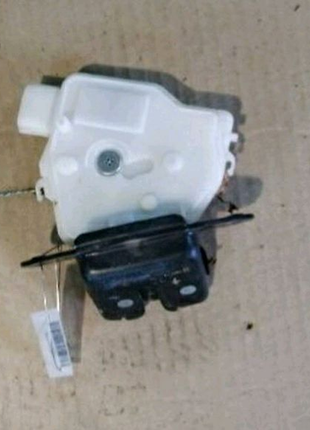 Замок кришки багажника toyota auris e18 6935002090