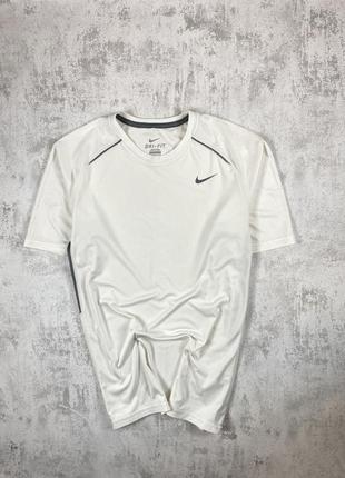 Освіжаюча елегантність: біла футболка nike dri-fit