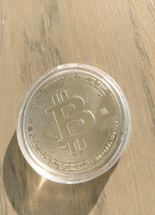 Сувенірна монета bitcoin3 фото