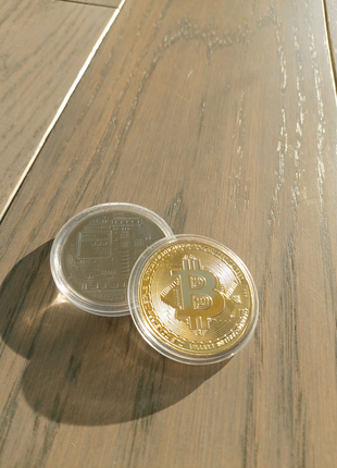 Сувенірна монета bitcoin8 фото