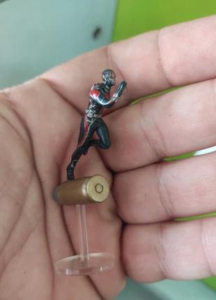 Статуетка людина мураха 65 мм. невелика іграшка на підставці ant-man. фігурка людина-мурашка на пулі. marvel5 фото