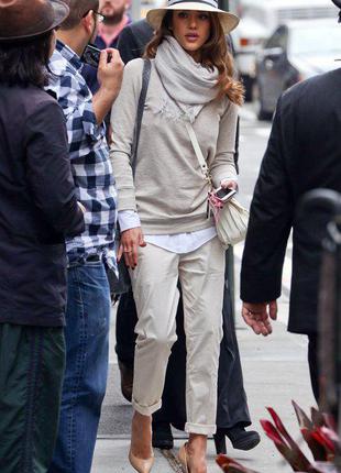 Брюки чинос светло-серые