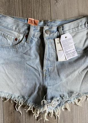 Коротенькие джинсовые шорты с рваностями от levi’s