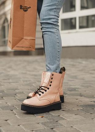 Зимние ботинки dr martens jadon лаковая кожа бежевые9 фото