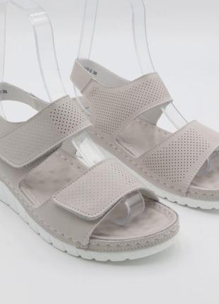 Сандалії літні жіночі класичні шкіряні сіро-білі з регулюванням на повноту lonza код(183332)