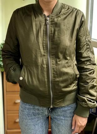 Бомбер куртка
