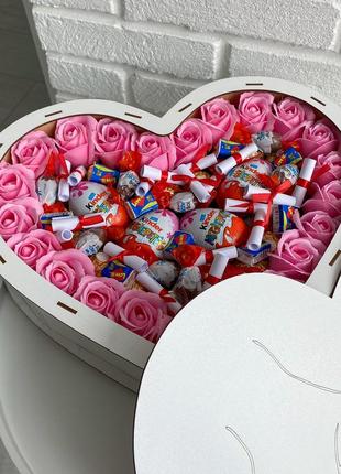 Ніжний подарунок з троянд, кіндерів та солодощів для коханої дівчини, дружини