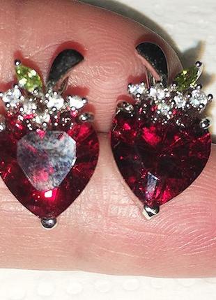 Сережки-гвоздики з гранатовим каменем у вигляді яблука або серця1 фото