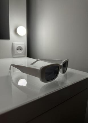 Солнцезащитные очки белые с чёрным стеклом узкие2 фото
