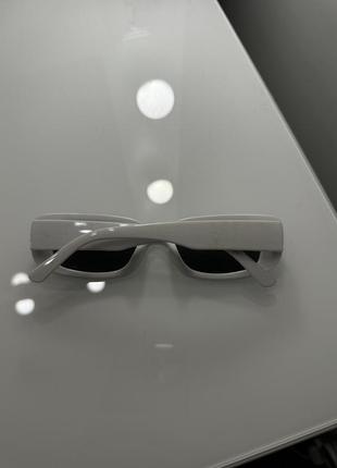 Солнцезащитные очки белые с чёрным стеклом узкие4 фото