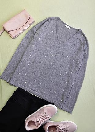 Нарядный свитер с декором из бусин и камушек peace +love