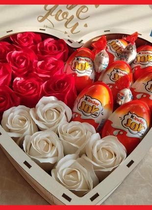 Подарунковий бокс із кіндерів і троянд для дівчини на день народження 8 березня (ar22-2)