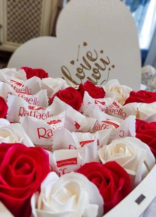 Подарочный набор из конфет raffaello и роз для девушки  ar711 фото
