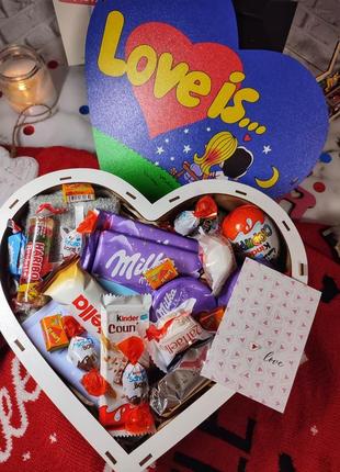 Подарунковий набір солодощів в коробці” серце love is” код13