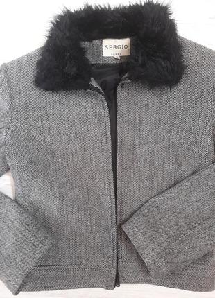 Твидовый пилжак с меховым воротником sergio 36