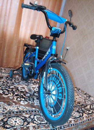 Новий велосипед для дітей із підтримувальними колесами