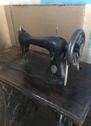 Антикваріат. старовинна швейна машинка зінгер разом із станиною.