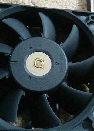 Супер потужні серверні вентиляторы120х120х38 мм 12в струм 2.25 а