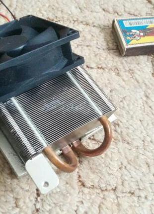 Радиатор з кулером 80 мм на мідній основі та теплових трубках.