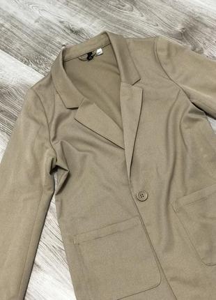 Бежевый пиджак