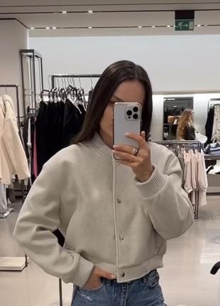 Куртка бомбер zara молочна xs l беж на кнопках утеплена
