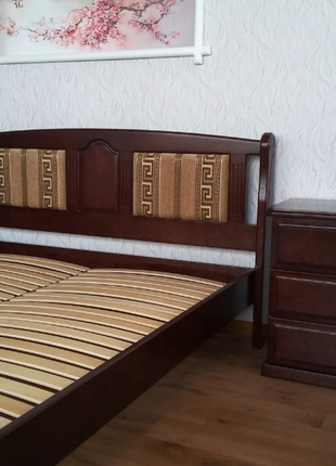 Дерев'яне двоспальне ліжко з м'яким узголів'ям