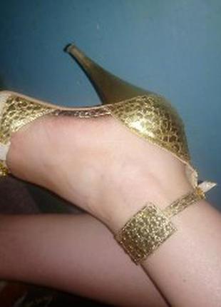 Красиві туфлі, золотисті босоніжки на шпильці