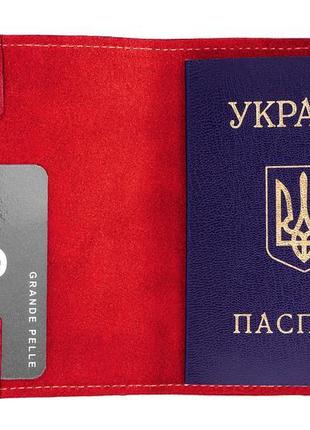 Шкіряна обкладинка на паспорт grande pelle глянсова шкіра червона2 фото