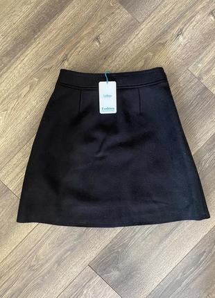 Стильная чёрная юбка трапеция с накладными карманами с пальтовой ткани на кнопках2 фото