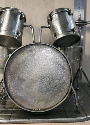Статуетка з металу барабани