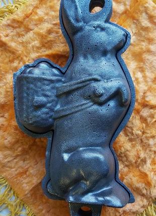 Чавунна форма для святкової випічки *кролик з кошиком*.німеччина.5 фото