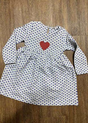 Очень милое платье с длиннными рукавами в горох с сердечком
