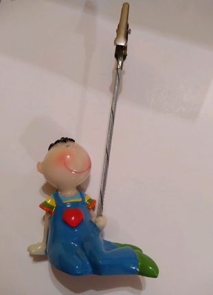 Підставка-тримач для фото (статуетка) з прищіпкою (хлопчик).