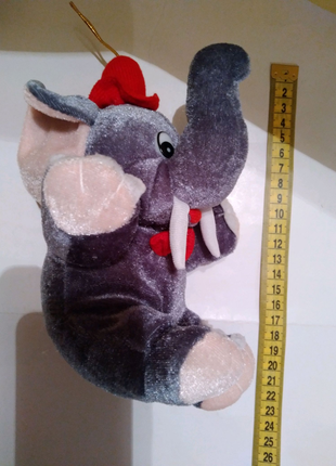 Слоненя у червоній шапці - м'яка іграшка, імпортна3 фото