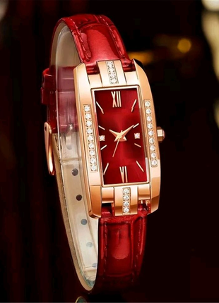 Жіночий наручний годинник червоного кольору.1 фото