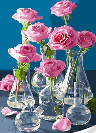 Картина за номерами strateg преміум троянди у скляних вазах з лаком та з рівнем розміром 40х50 (gs1629)