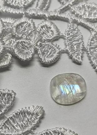 Лунный камень - ограненный кабошон