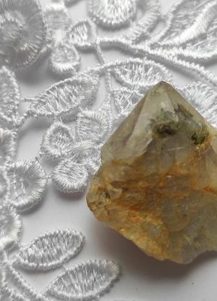 Фантомный кварц с эпидотом - природный кристалл