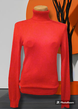 Жіночий светр гольф водолазка яскравого червоного кольору з віскози в новому стані розміру м