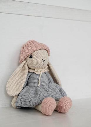 Зайчик в сірій сукні , варіант для дівчинки