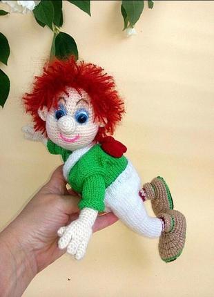 В'язана іграшка карлсон, який живе на даху