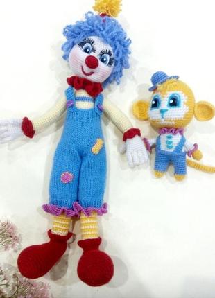 В'язана іграшка-клоун і маленька мавпочка в капелюсі11 фото