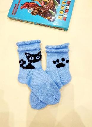 В'язані шкарпетки блакитного кольору з вишитою аплікацією1 фото