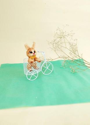 Мініатюрна в'язана іграшка зайчик, заєць, зайченя, амігурумі5 фото