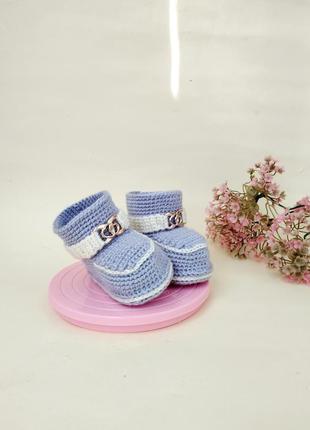 В'язані пінетки-черевики з пряжкою для малюків сірого кольору6 фото