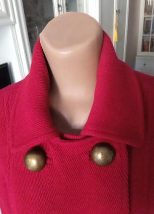 Шерстяное шерстяное пальто тренч пиджак насыщенного красного цвета в новом состоянии с акцентными пуговицами размера м в стиле michael kors4 фото
