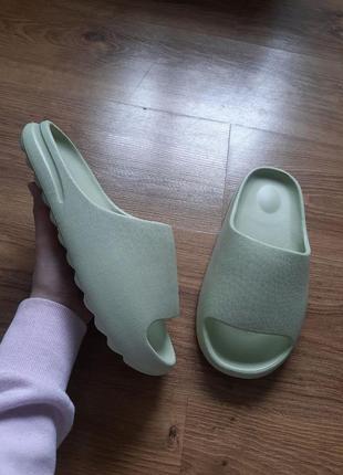 Шльопки, тапки жіночі та чоловічі в стилі adidas yeeze slide8 фото