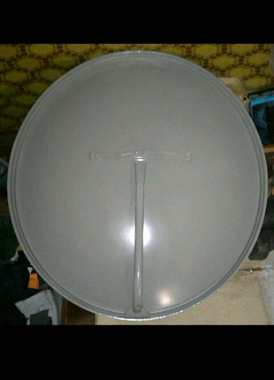 Антена супутникового телебачення 0.9 м діаметр.
сірий колір.